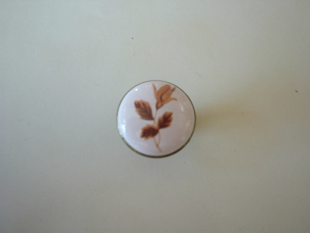 Porcelán barnavirág gomb