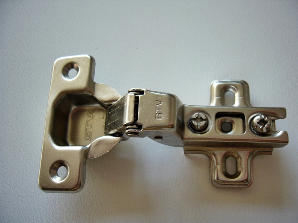 Közzézáró pánt GTV