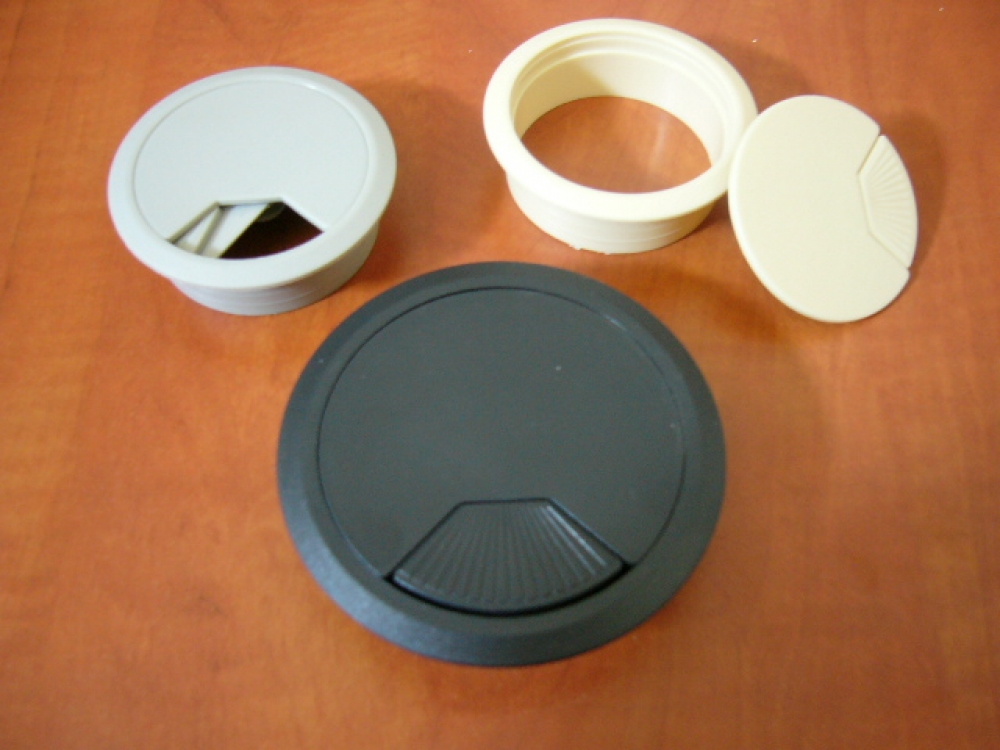 Kábelkivezetõ fekete D60